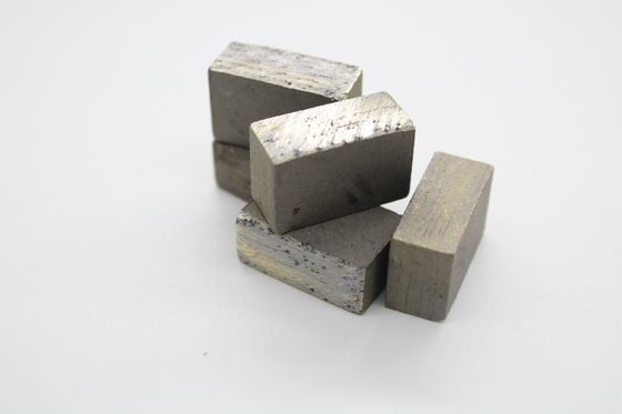 Flachgeformtes Segment Diamant für Granit Andesit Lava-Schneidwerkzeug 1800mm Klinge Spitze