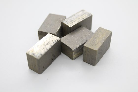 Flachgeformtes Segment Diamant für Granit Andesit Lava-Schneidwerkzeug 1800mm Klinge Spitze