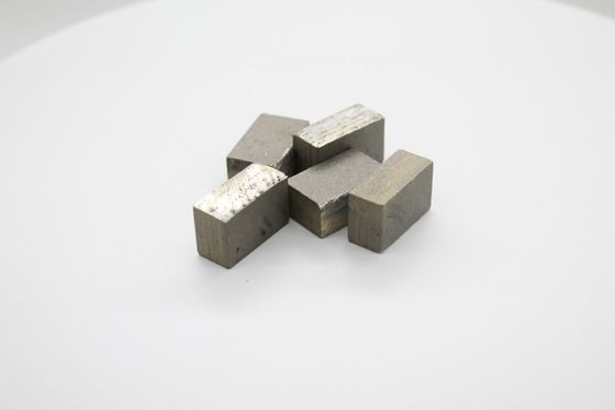 Flachgeformtes Segment Diamant für Granit Andesit Lava-Schneidwerkzeug 1800mm Klinge Spitze