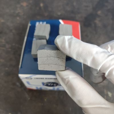 Kundenspezifische Unterstützung ODM 2000mm Blade Cutting Stone Segment für M-Form Granit Diamond Tool