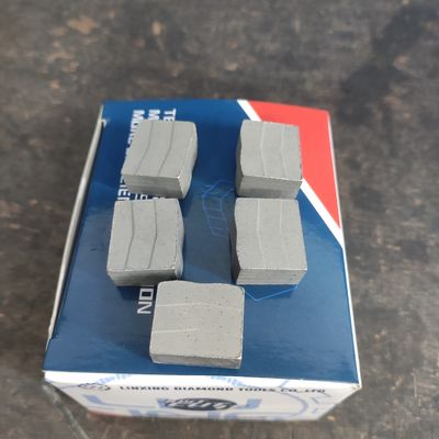 Kundenspezifische Unterstützung ODM 2000mm Blade Cutting Stone Segment für M-Form Granit Diamond Tool
