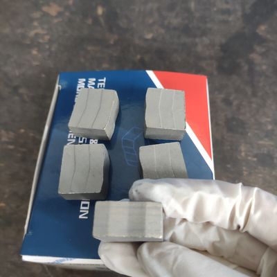 Kundenspezifische Unterstützung ODM 2000mm Blade Cutting Stone Segment für M-Form Granit Diamond Tool