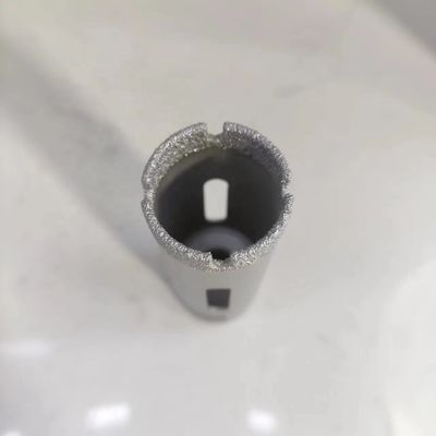 35 mm M14 Diamant-Biss für Trockenbohrungen Segmentiertes Dekton-Porzellan auf schwarzem Stahl