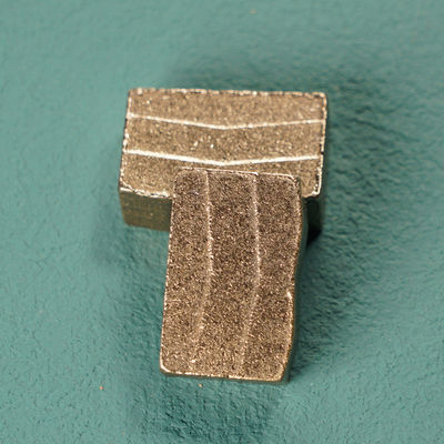Segmenthöhe 13/15/20mm 450mm Diamantsegment Feuchte Kaltpressmaschine in Indonesien
