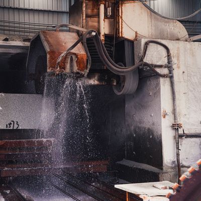 Einarm-Mehrblätter-Stein-Schneidmaschine zum Profilieren von roten Granitblöcken