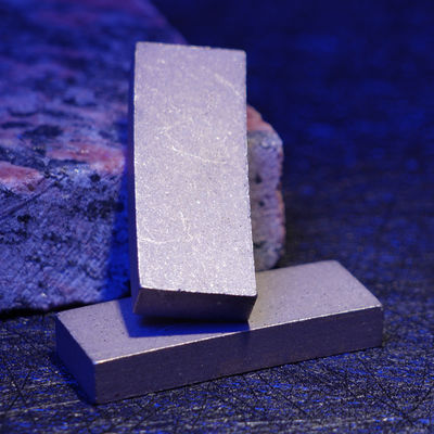 Diamantsegment Metallpulver-Kaltdruckmaschine für D2000 2500mm Nassschneiden in Indonesien